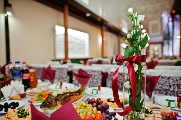 Reichhaltige Auswahl an Speisen auf einem Hochzeitsbankett. — Stockfoto