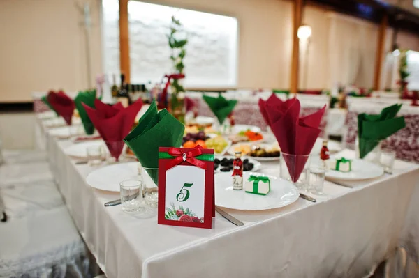 Número na mesa de casamento no restaurante . — Fotografia de Stock