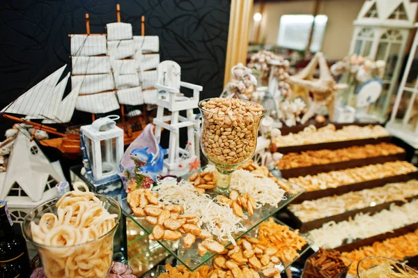 Grande variété de repas délicieux et colorés sur le banquet de mariage . — Photo