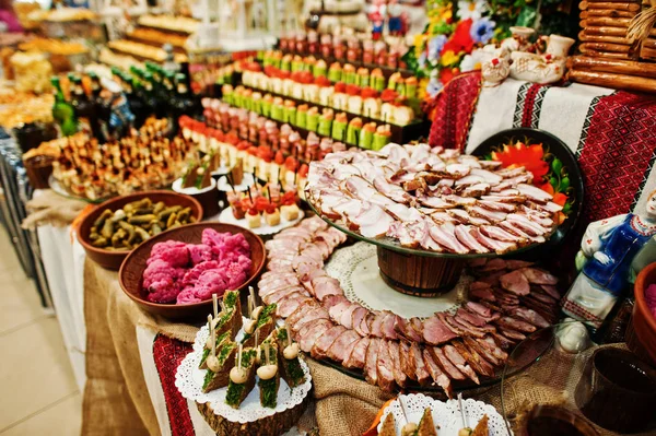 Enorme variedad de deliciosas y coloridas comidas en banquete de bodas . — Foto de Stock