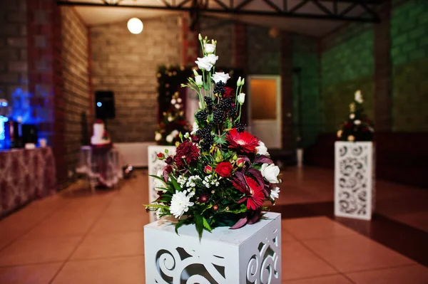 Hermosas deocraciones florales en la fiesta de bodas en el restaurante . — Foto de Stock