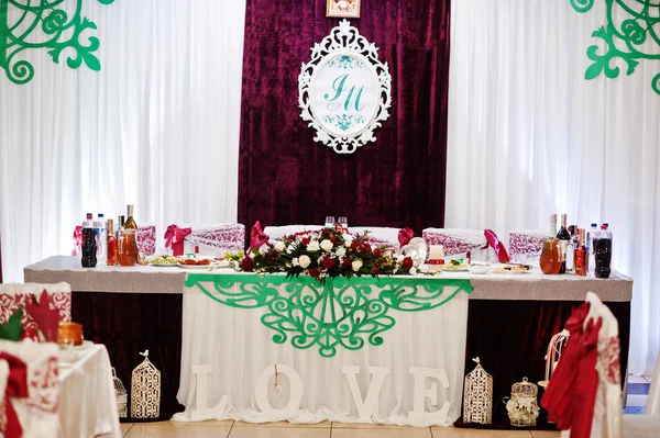 Mesas de boda bien parecido decorado con flores y muy bien ca — Foto de Stock