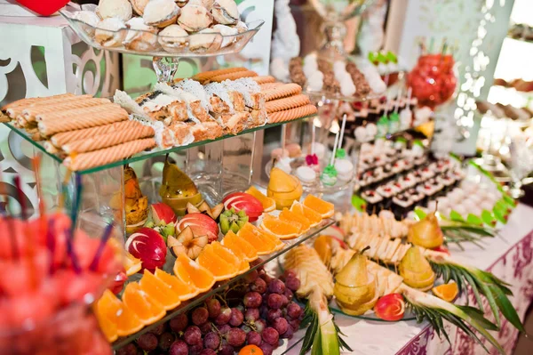 Enorme varietà di deliziosi e colorati pasti sul banchetto di nozze . — Foto Stock