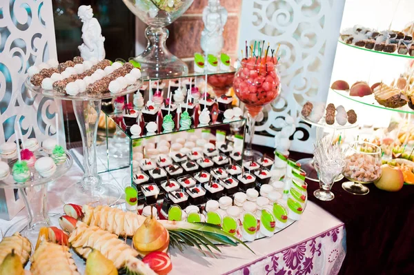 Grande variedade de deliciosas e coloridas refeições no banquete de casamento . — Fotografia de Stock