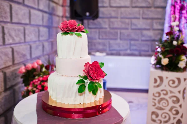 Close-up photo of a beautiful white wedding cake decorated with — Stock Photo, Image