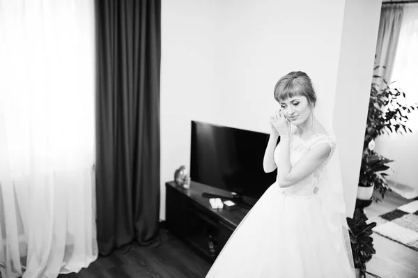 Portrét Skvělé nevěsty nasadil její zlaté náušnice — Stock fotografie