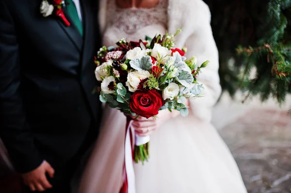 Casal de casamento lindo de pé e abraçando sob o abeto . — Fotografia de Stock