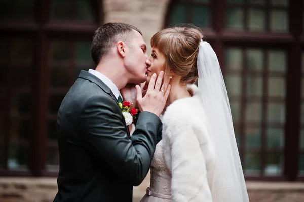 一个杰出的新婚夫妇在婚礼上接吻的特写镜头 — 图库照片