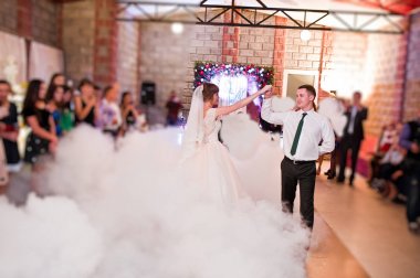 İlk düğün dansları ile ağır smok dans düğün çifti