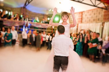 İlk düğün dansları ile ağır smok dans düğün çifti