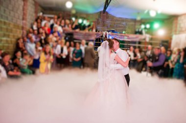 İlk düğün dansları ile ağır smok dans düğün çifti