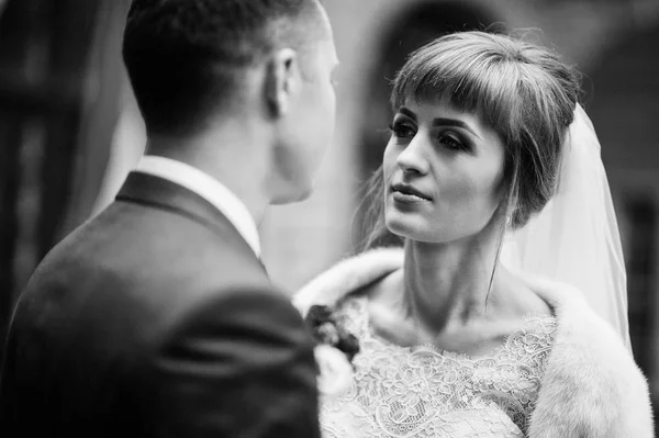 Yakın çekim fotoğraf birbirlerinin gözünün içine bakarak bir düğün çift — Stok fotoğraf