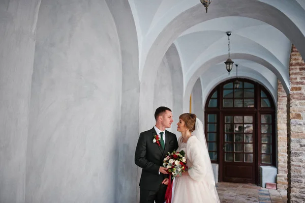 Fabuleux couple de mariage marchant et posant à côté de l'ancienne construction — Photo