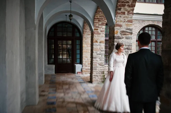 Fabuleux couple de mariage marchant et posant à côté de l'ancienne construction — Photo