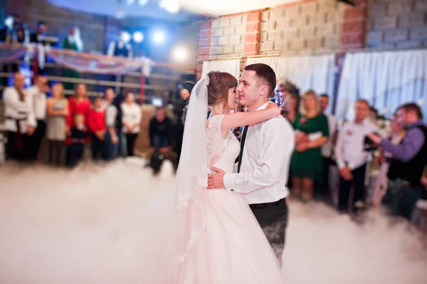 Весільна пара танцює свій перший весільний танець з сильним димом — стокове фото