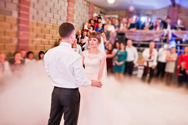 İlk düğün dansları ile ağır smok dans düğün çifti