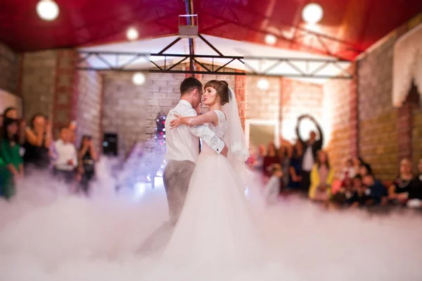 Boda pareja bailando su primer baile de bodas con humo pesado — Foto de Stock