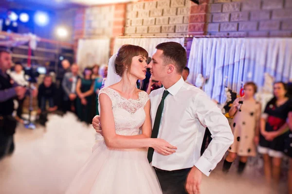 Bruidspaar dansen hun eerste huwelijk dans met zware smok — Stockfoto