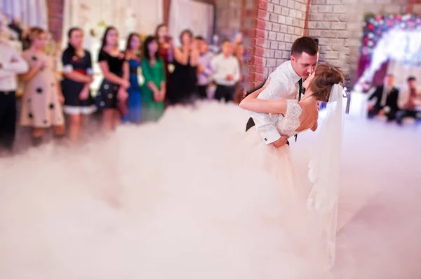 Boda pareja bailando su primer baile de bodas con humo pesado — Foto de Stock