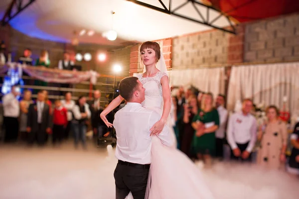 Matrimonio coppia ballare il loro primo ballo di nozze con il fumo pesante — Foto Stock
