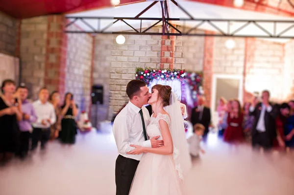 Hochzeitspaar tanzt seinen ersten Hochzeitstanz mit starkem Rauch — Stockfoto