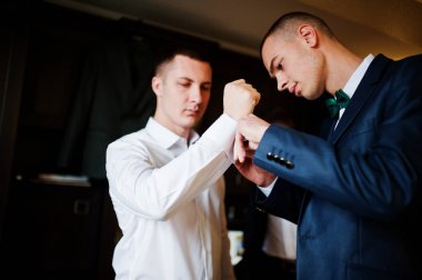 Damat giyinmek ve onun weddin için hazır olsun yardım sağdıç