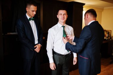 Damat giyinmek ve onun weddin için hazır olsun yardım sağdıç