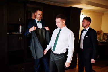 Damat giyinmek ve onun weddin için hazır olsun yardım sağdıç