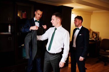 Damat giyinmek ve onun weddin için hazır olsun yardım sağdıç