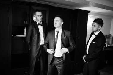 Yakışıklı damat bir biz önce odasında onun sağdıç ile poz