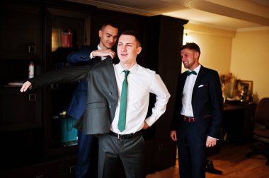 Damat giyinmek ve onun weddin için hazır olsun yardım sağdıç