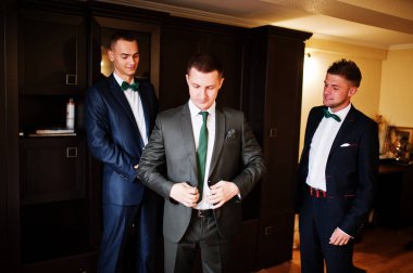 Yakışıklı damat bir biz önce odasında onun sağdıç ile poz
