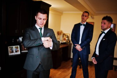 Soyunma odasında onun sağdıç huzurunda kadar damat.