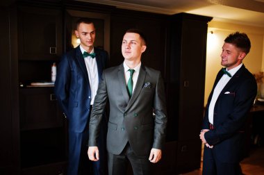 Yakışıklı damat bir biz önce odasında onun sağdıç ile poz