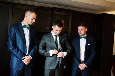 Yakışıklı damat bir biz önce odasında onun sağdıç ile poz