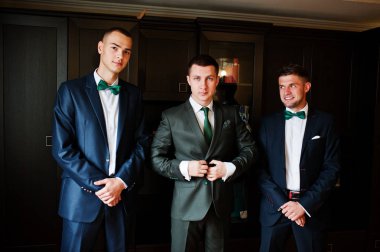 Yakışıklı damat bir biz önce odasında onun sağdıç ile poz