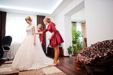 Güzel bridesmiads yardım onun için hazır olmak için gelin ce düğün