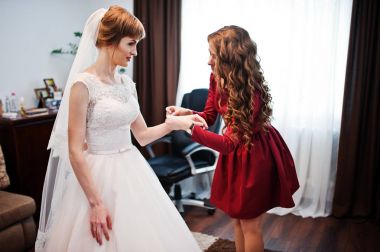 Yakışıklı nedime gelin bir bilezik takmayı yardım.