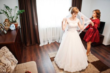 Güzel bridesmiads yardım onun için hazır olmak için gelin ce düğün