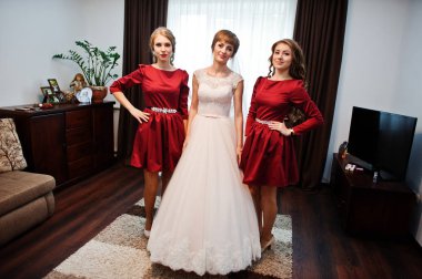 Gelin düğün gününde odaya poz nedime ile.