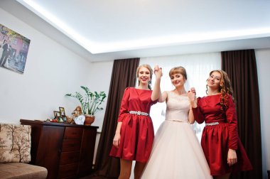 Gelin düğün gününde odaya poz nedime ile.