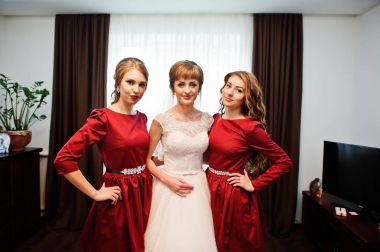 Gelin düğün gününde odaya poz nedime ile.