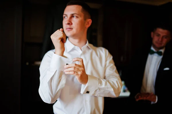 Groom s'habiller en présence de ses garçons d'honneur dans la chambre . — Photo