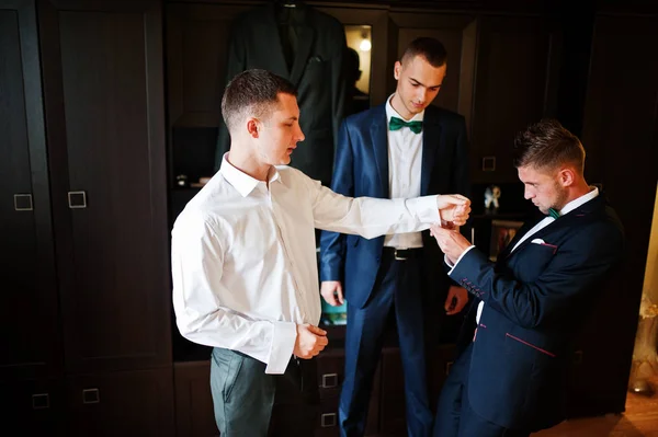 Groomsmen βοηθώντας γαμπρός να ντύνονται και να ετοιμαστείτε για τον weddin — Φωτογραφία Αρχείου