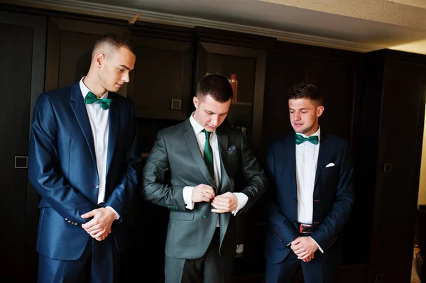 Handsome groom posing with his groomsmen in the room before a we — Stock Photo, Image