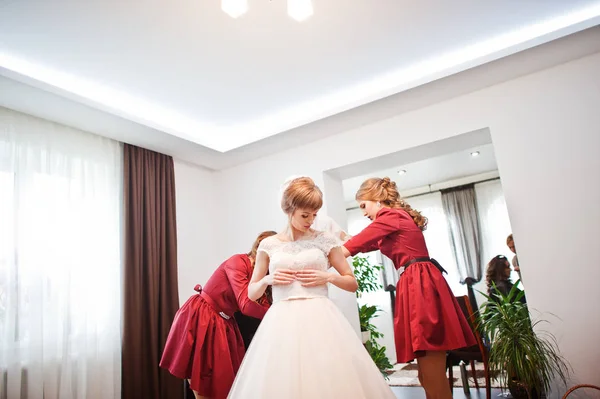 Belas noivas ajudam noiva a se preparar para seu casamento ce — Fotografia de Stock
