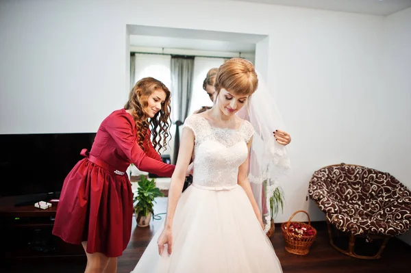 신부 들러리 신부 웨딩 드레스에 나비 넥타이 돕는. — 스톡 사진