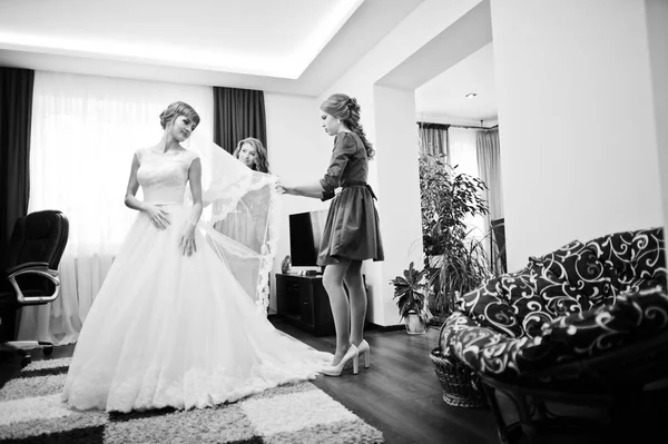 아름 다운 bridesmiads 도움이 그녀를 위해 준비 하는 신부 웨딩 ce — 스톡 사진