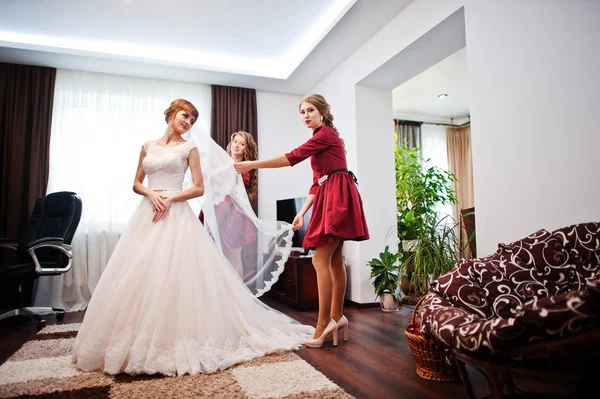 Güzel bridesmiads yardım onun için hazır olmak için gelin ce düğün