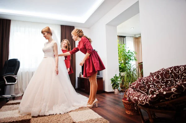 Güzel bridesmiads yardım onun için hazır olmak için gelin ce düğün